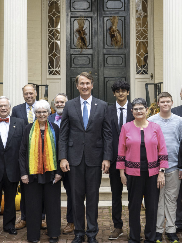 volunteer group in front of mansion