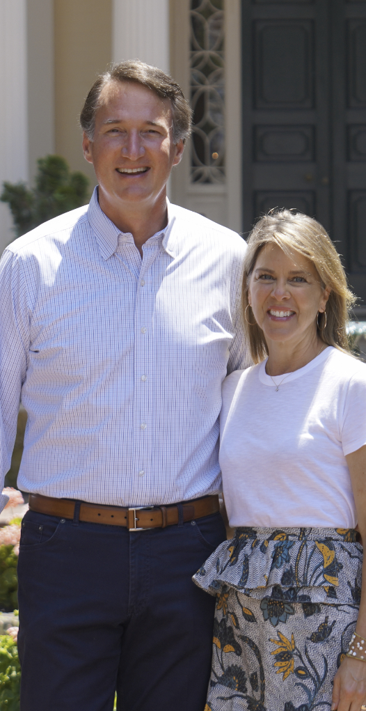 Governor and First Lady in front of mansion