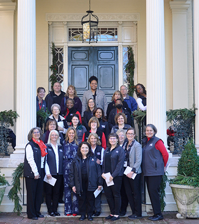 The First Lady poses in front of the Executive Mansion with employees of Virginia Welcome Centers.