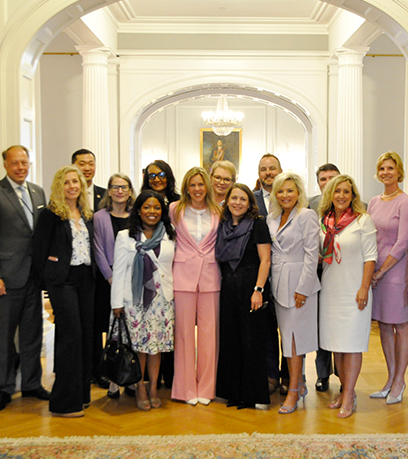 First Lady Suzanne S. Youngkin poses with Virginia health care advocates and members of the Alzheimer's Association of America's Greater Richmond and Western and Central Virginia Chapter.