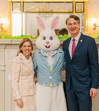 Governor Glenn Youngkin (right) and First Lady Suzanne S. Youngkin (left) pose with the Easter bunny.